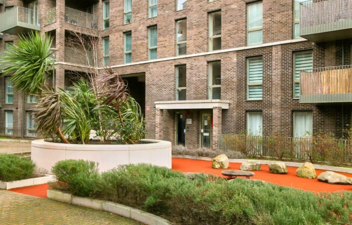 Flat Gayton Road in Greater London