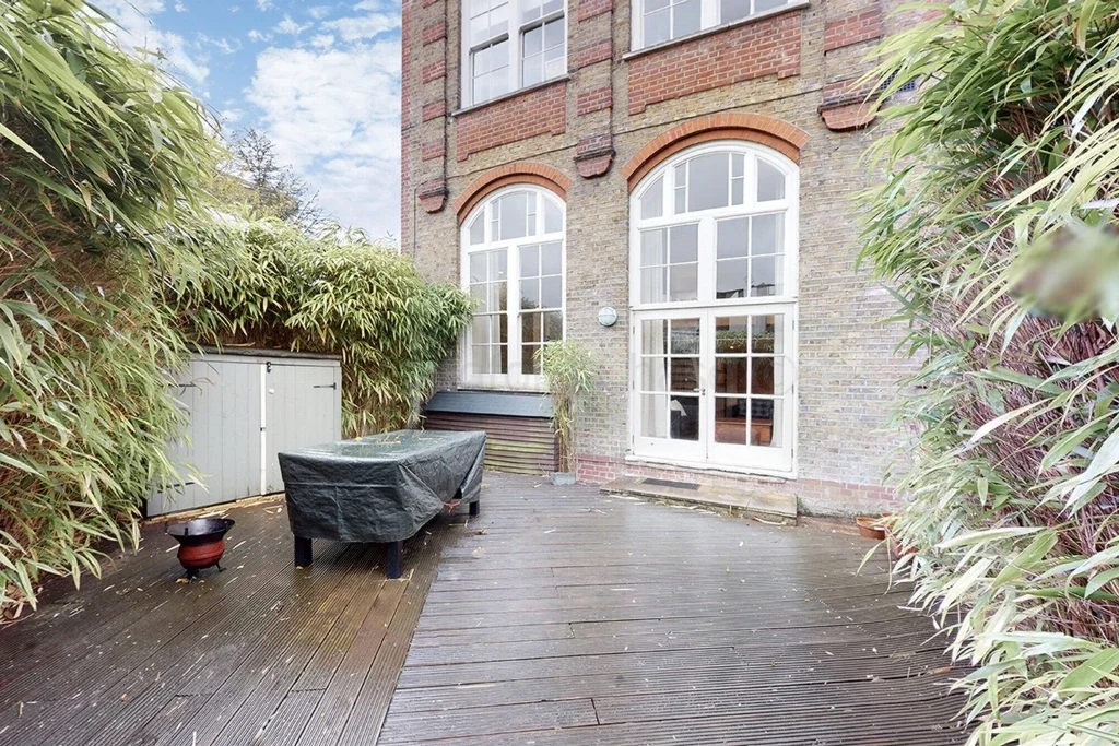 Flat Despard Road in Greater London