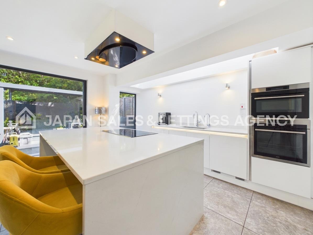 Flat Madeley Road in Greater London