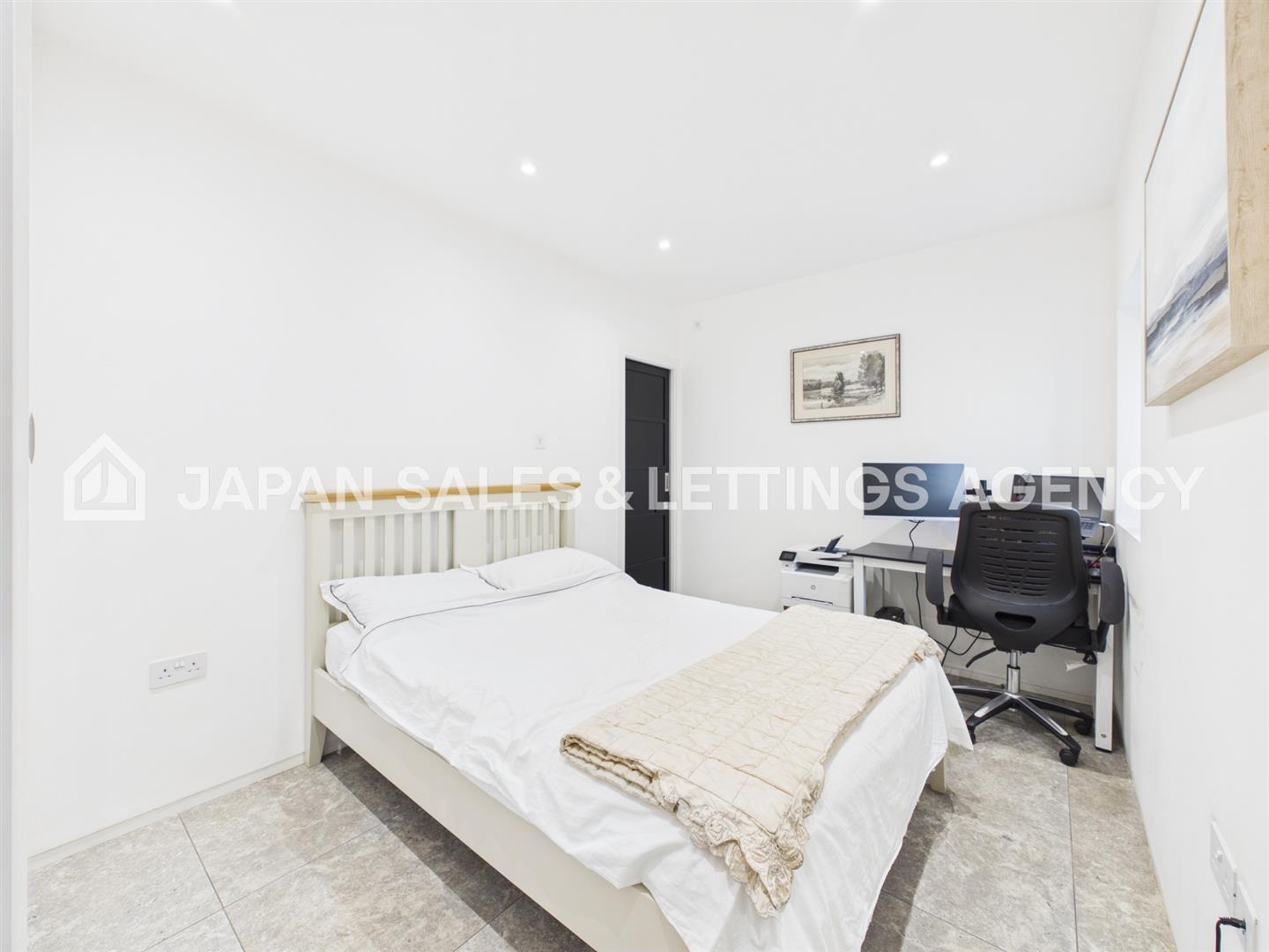 Flat Madeley Road in Greater London