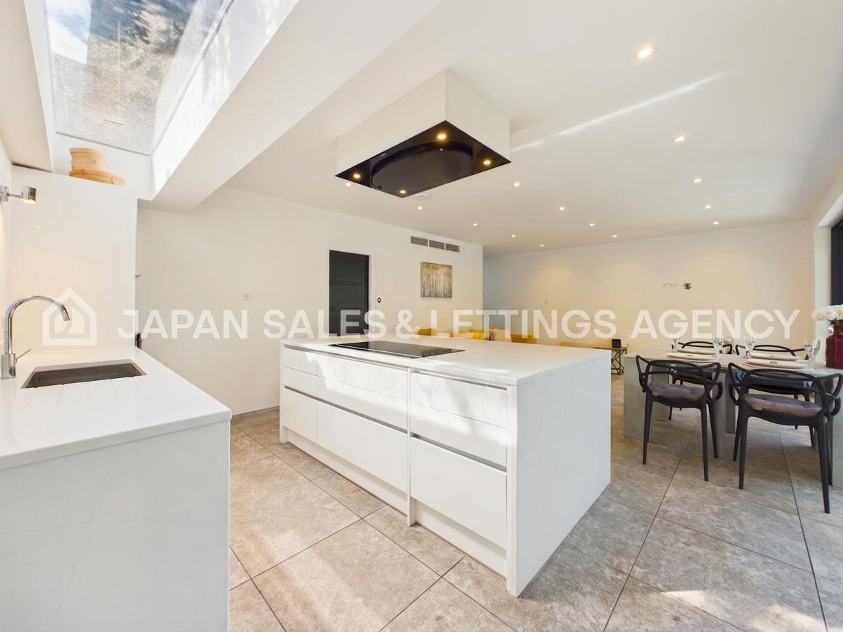 Flat Madeley Road in Greater London