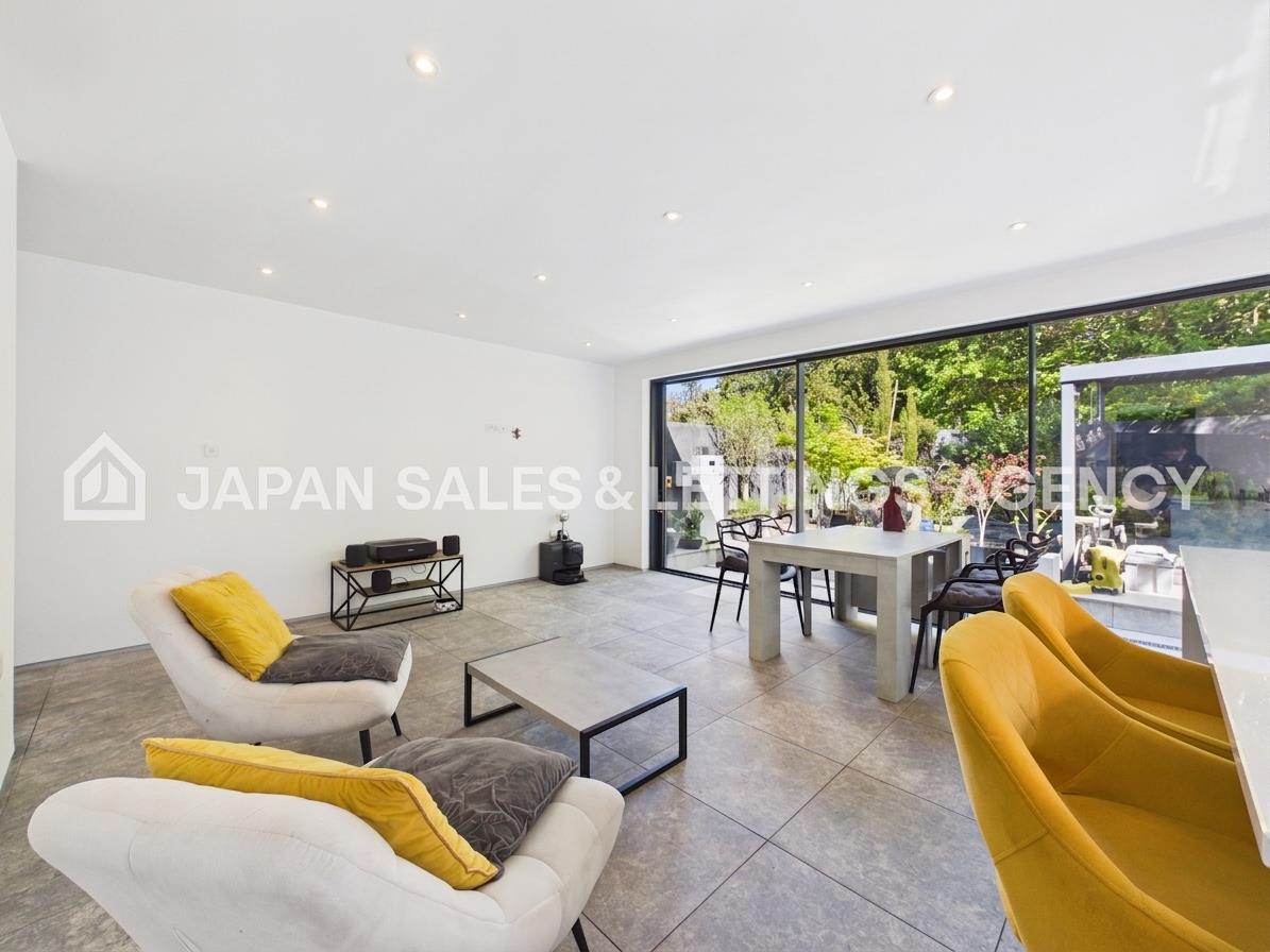 Flat Madeley Road in Greater London