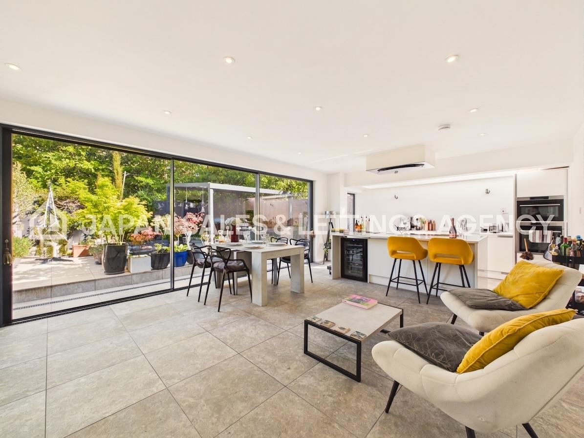 Flat Madeley Road in Greater London