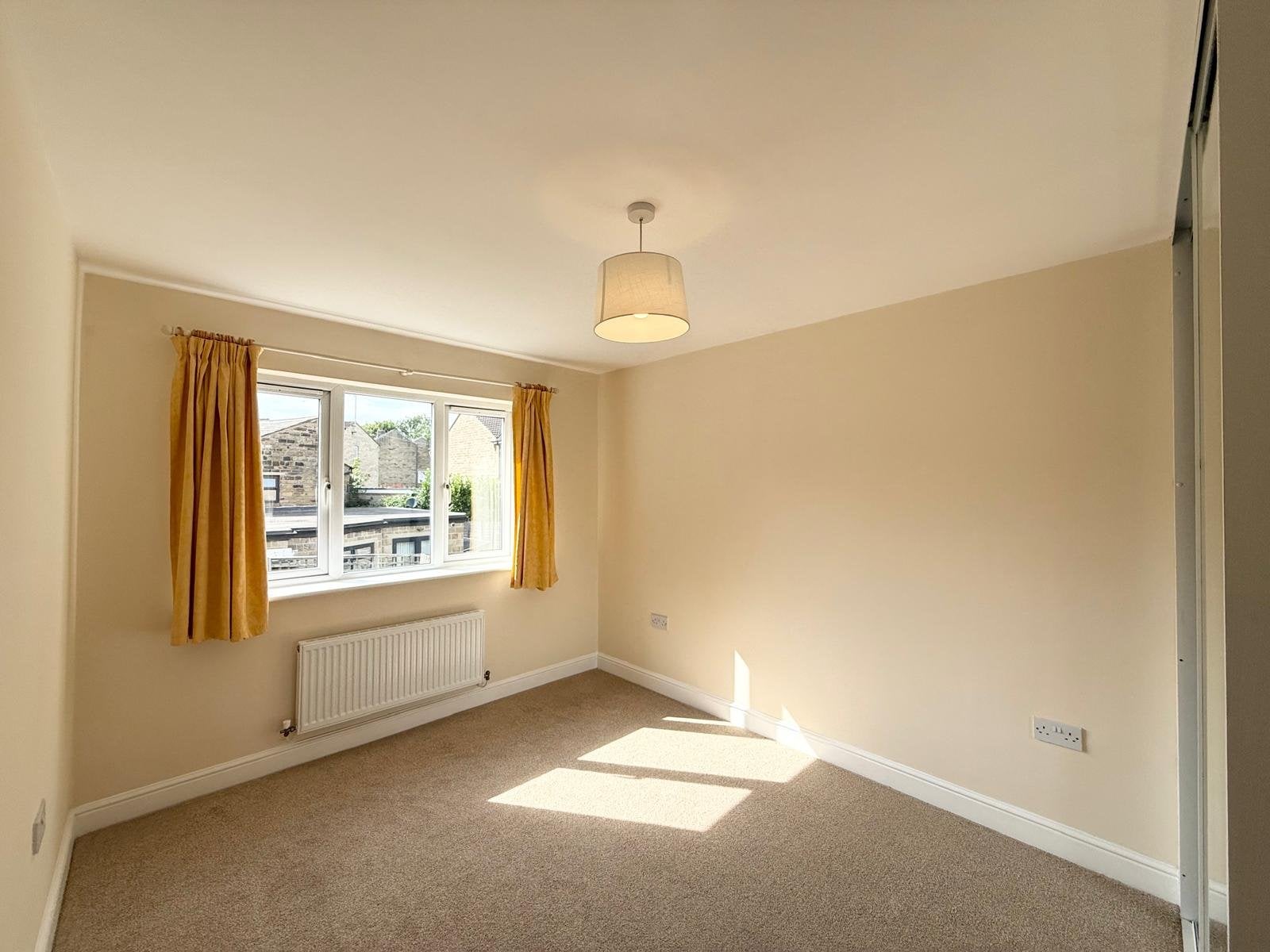 Flat Clifton Road in Leeds