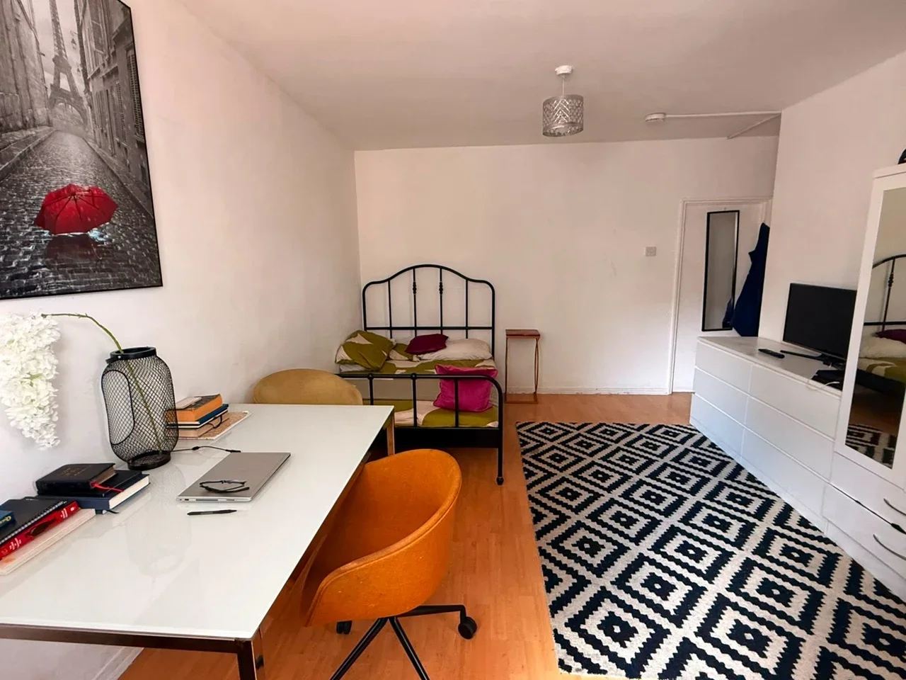 Room Darling Row in Greater London
