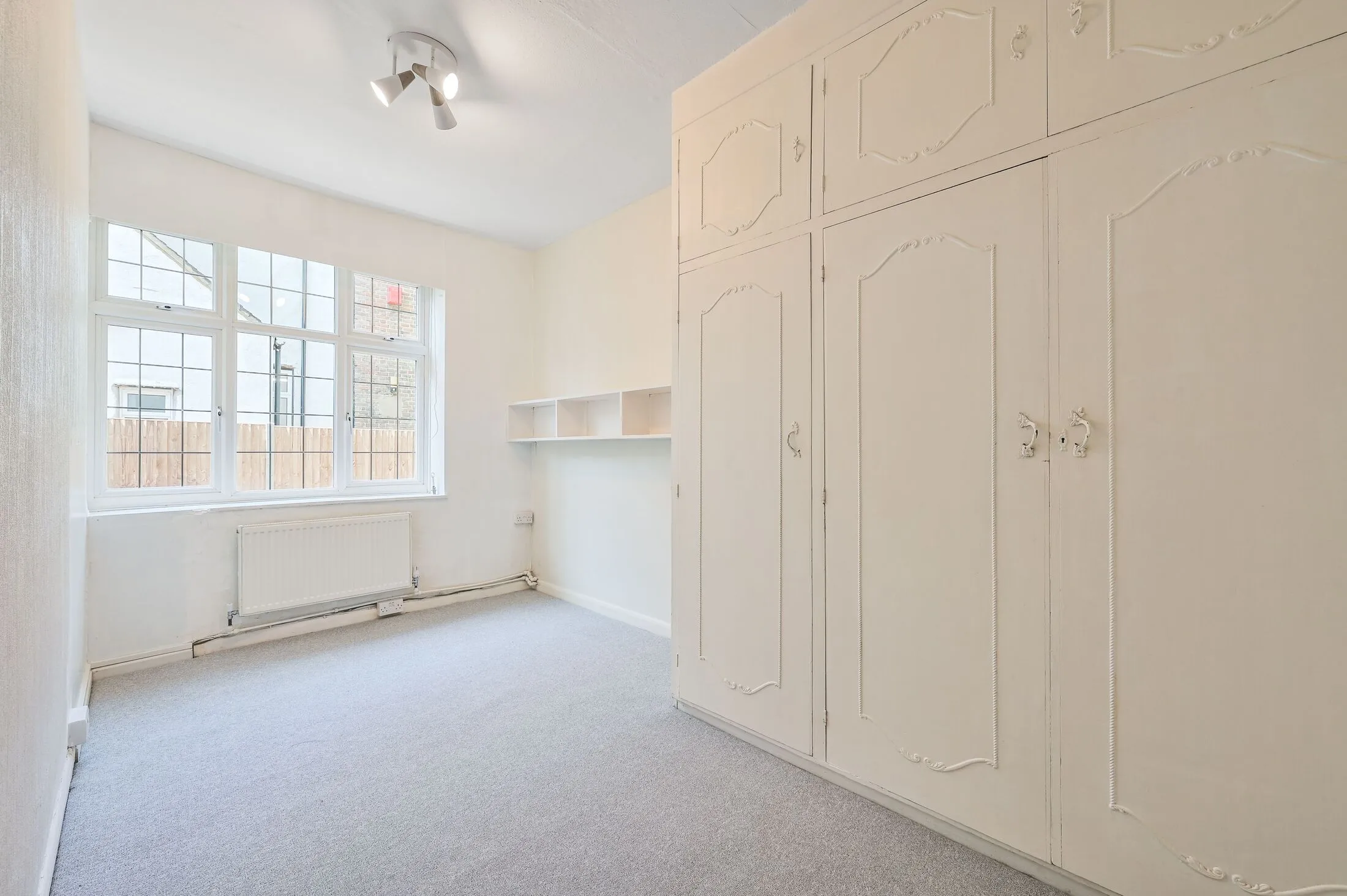 Flat Armitage Road in Greater London