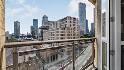 Flat Westferry Circus in Greater London