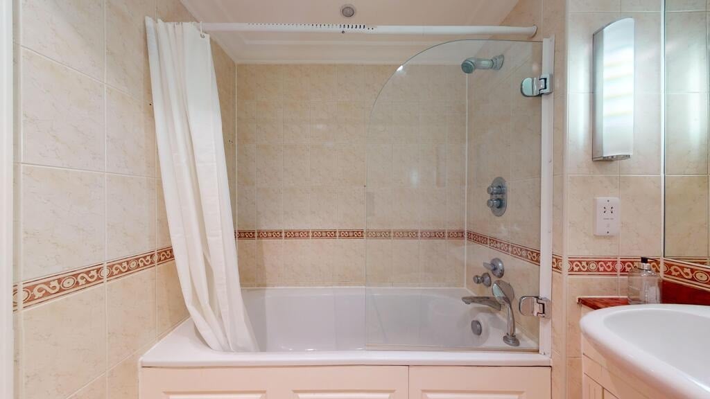 Flat Scarsdale Place in Greater London