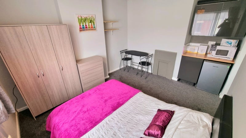 Room Barton Road in Farnworth