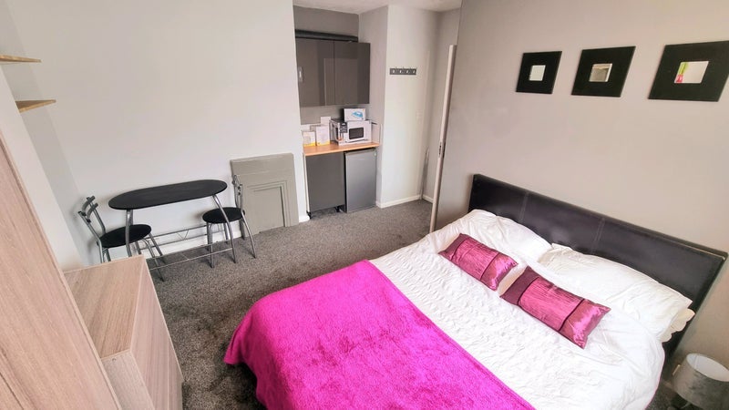 Room Barton Road in Farnworth