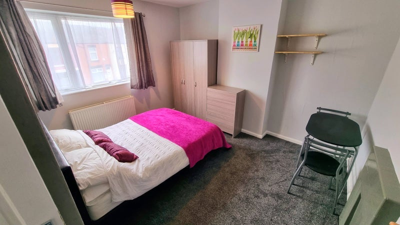 Room Barton Road in Farnworth