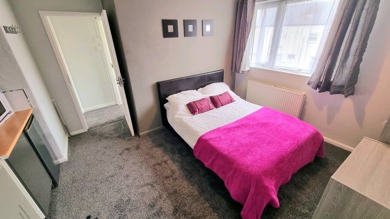 Room Barton Road in Farnworth