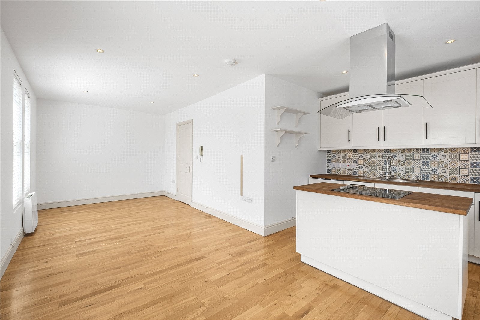 Flat Wavertree Road in Greater London