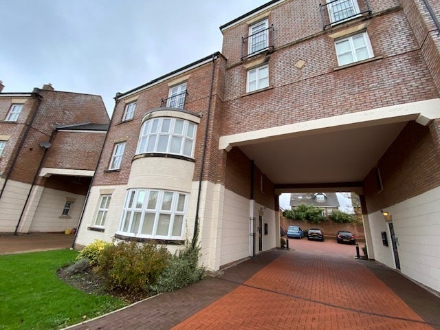 Flat Dorchester Avenue in Preston
