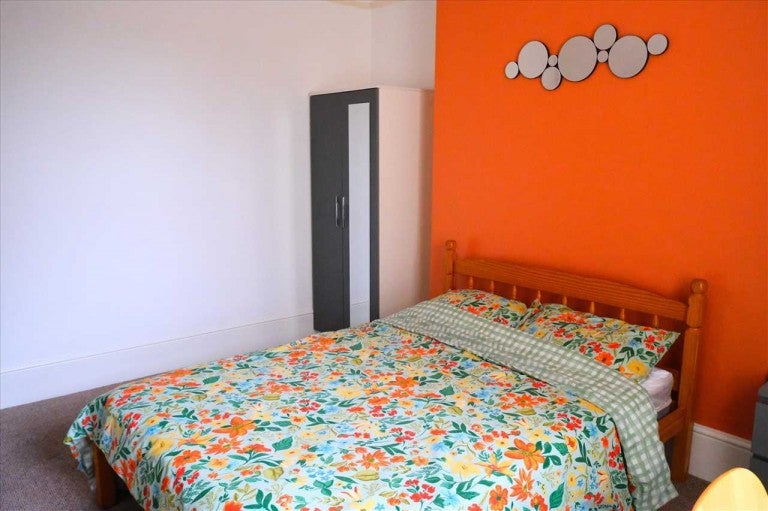 Room North Road East in Plymouth