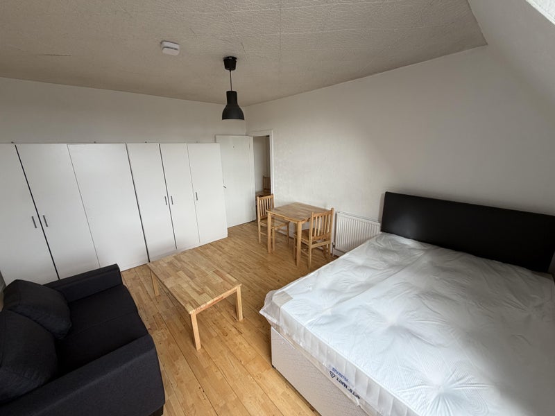 Room High Road in Greater London