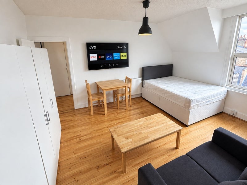Room High Road in Greater London