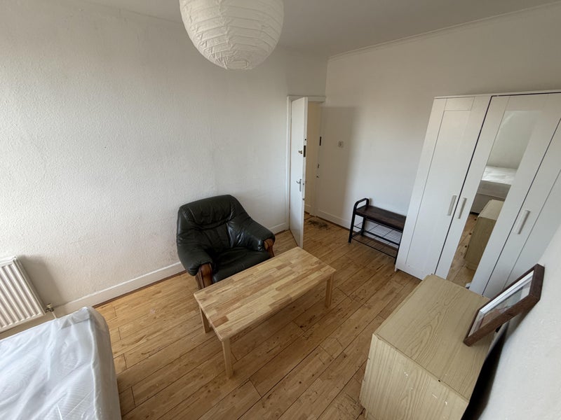 Room High Road in Greater London