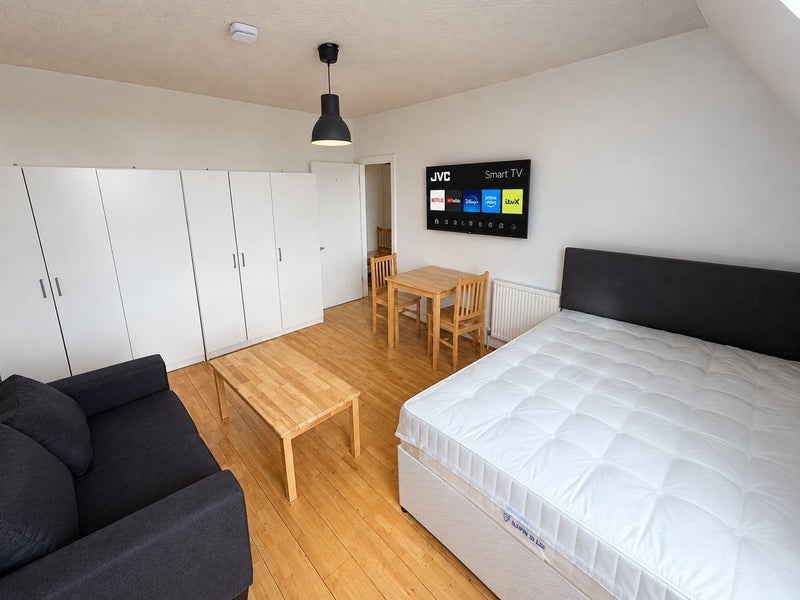Room High Road in Greater London