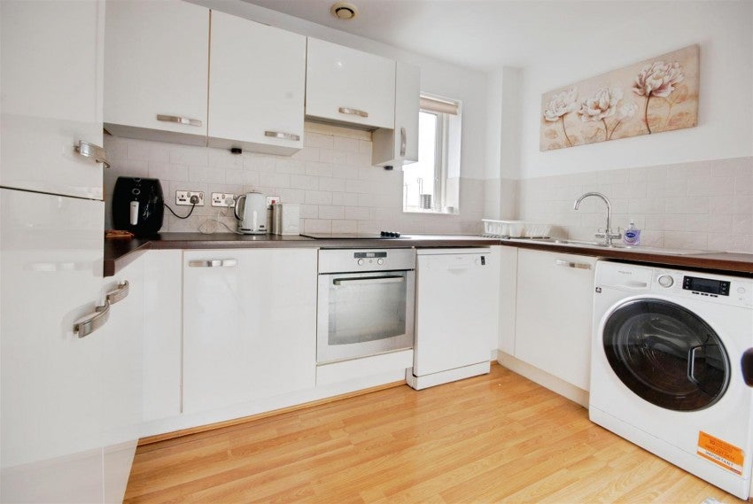 Flat Whippendell Road in Watford