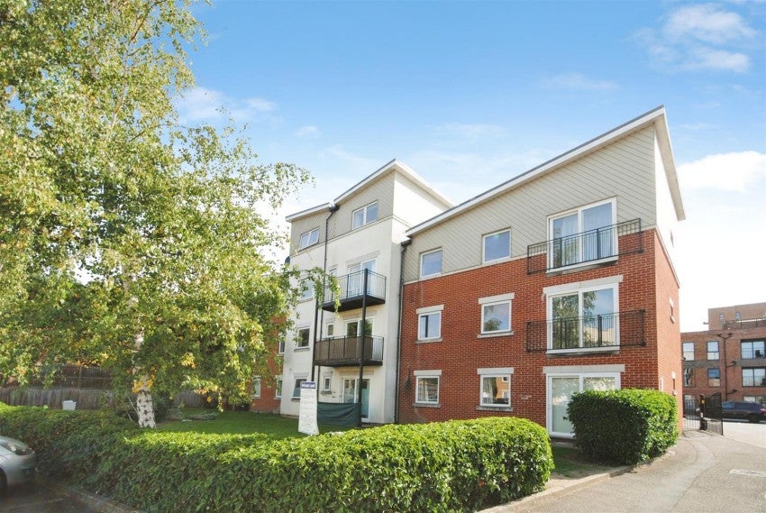 Flat Whippendell Road in Watford