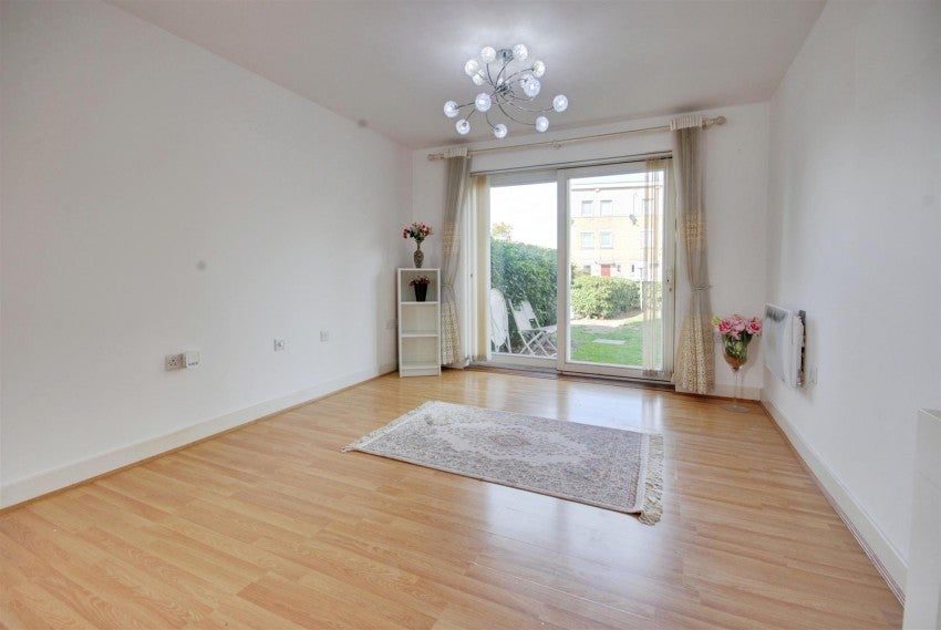 Flat Whippendell Road in Watford