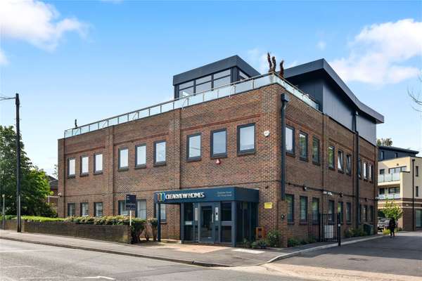 Flat Pinner Road in Greater London