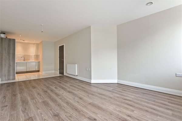 Flat Pinner Road in Greater London