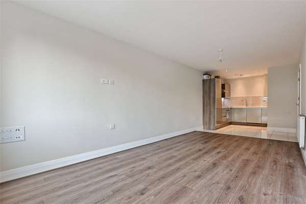 Flat Pinner Road in Greater London
