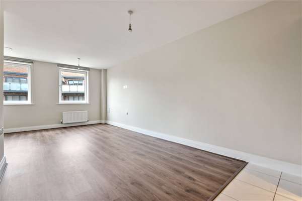 Flat Pinner Road in Greater London