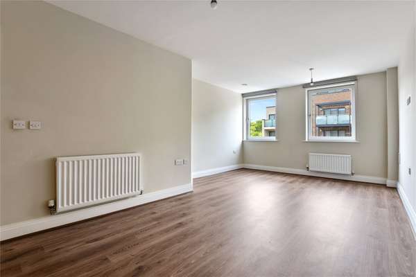 Flat Pinner Road in Greater London
