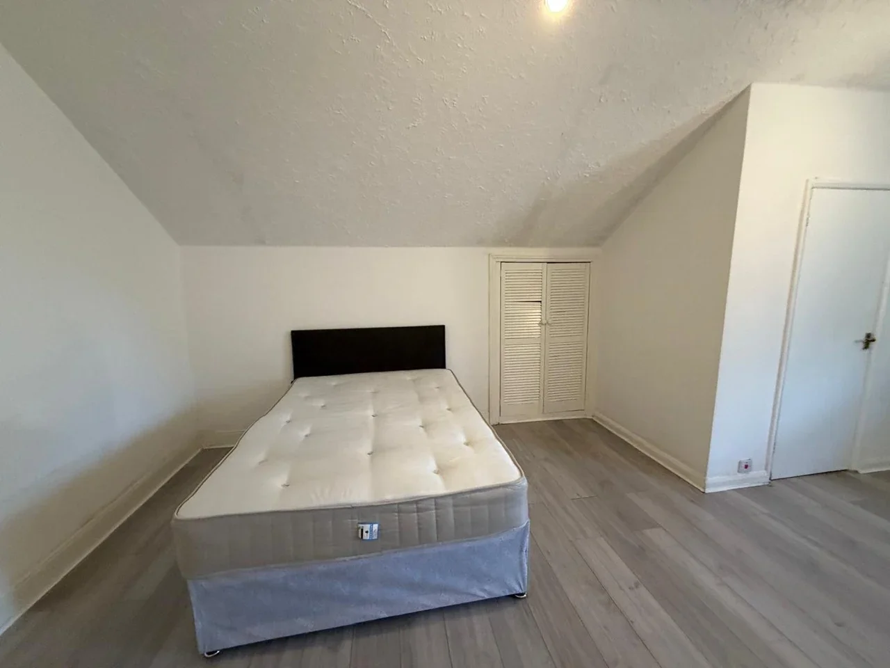 Flat Hanworth Road in Greater London