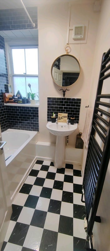 Flat Clapham Crescent in Greater London