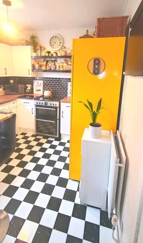 Flat Clapham Crescent in Greater London