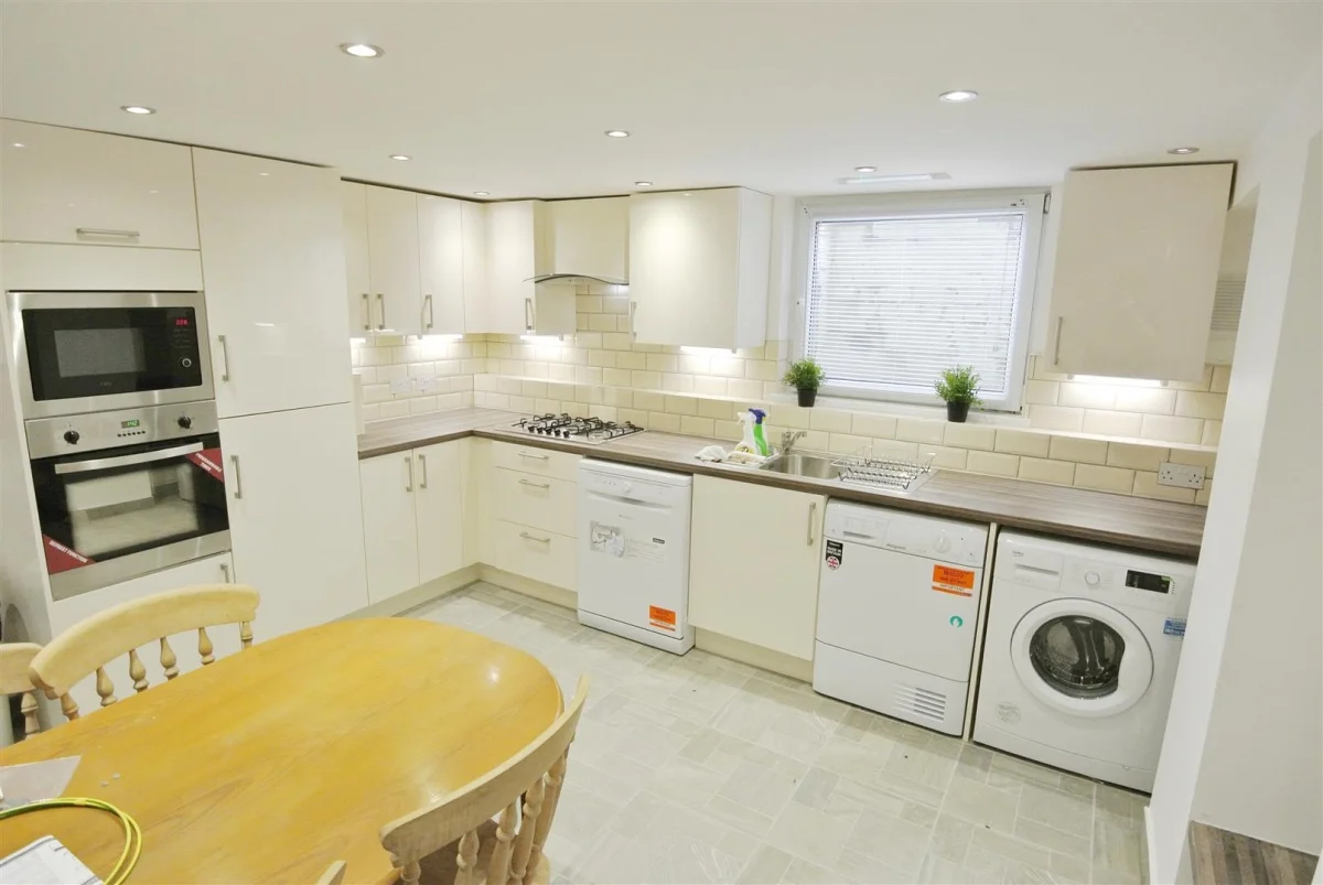 Flat Wetherby Grove in Leeds