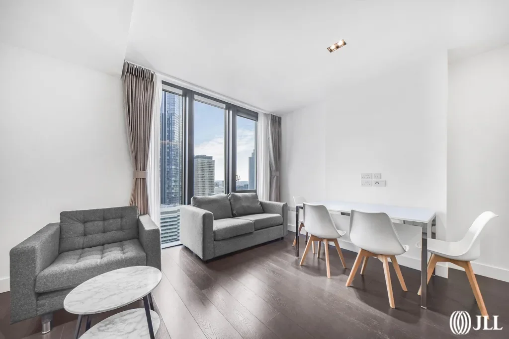 Flat Bradfield Road in Greater London