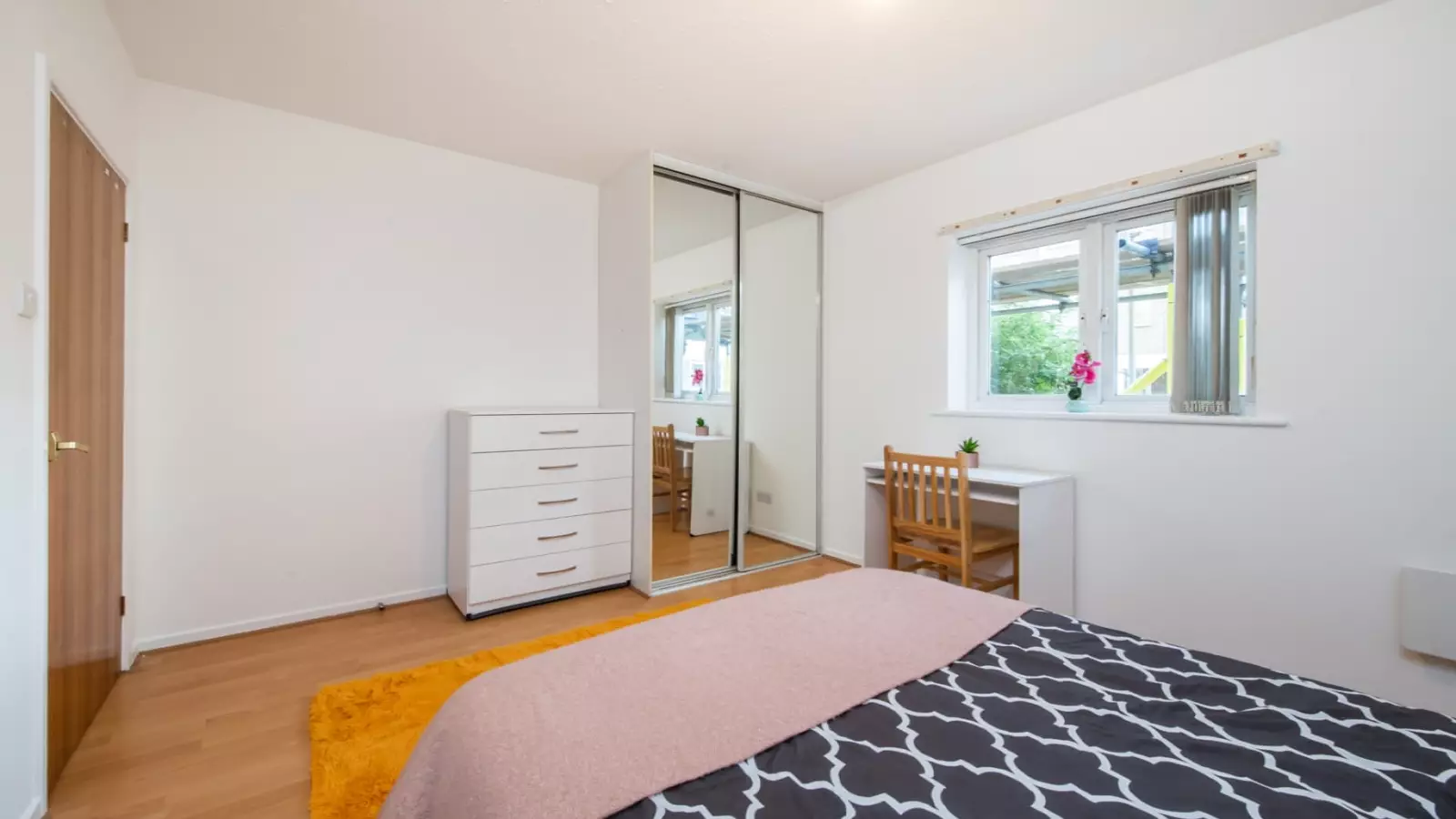Room Heathfield Court in Greater London