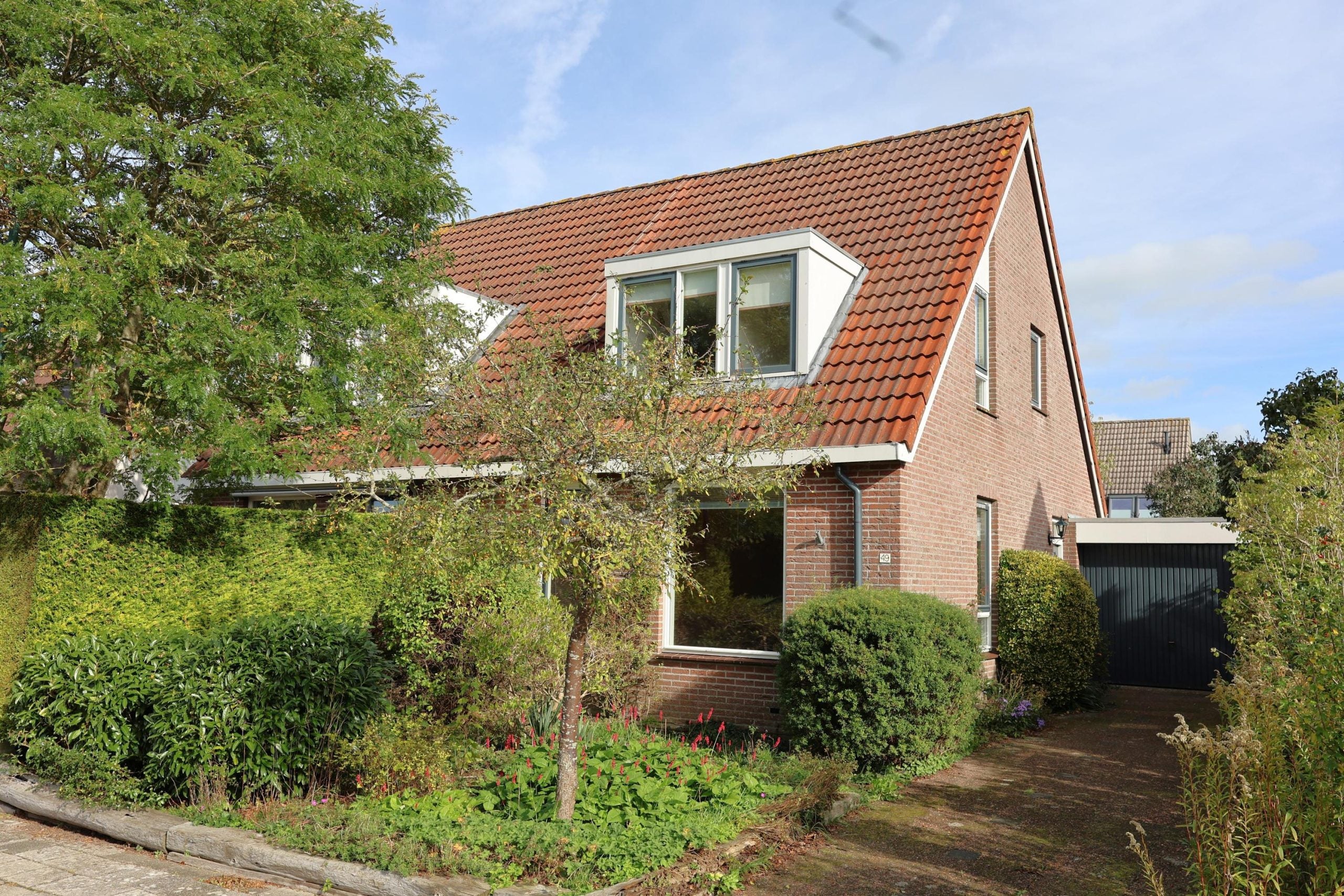 Huis Lange Achte 49 in Scharnegoutum