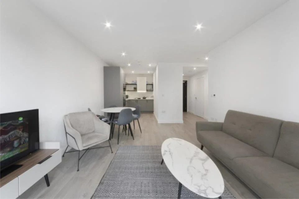 Flat Coster Avenue in Greater London