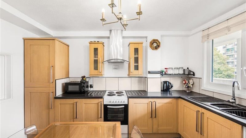 Room Surrey Lane in Greater London