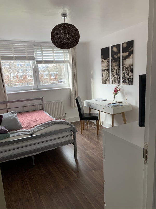 Room Surrey Lane in Greater London