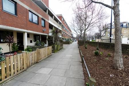 Room Surrey Lane in Greater London