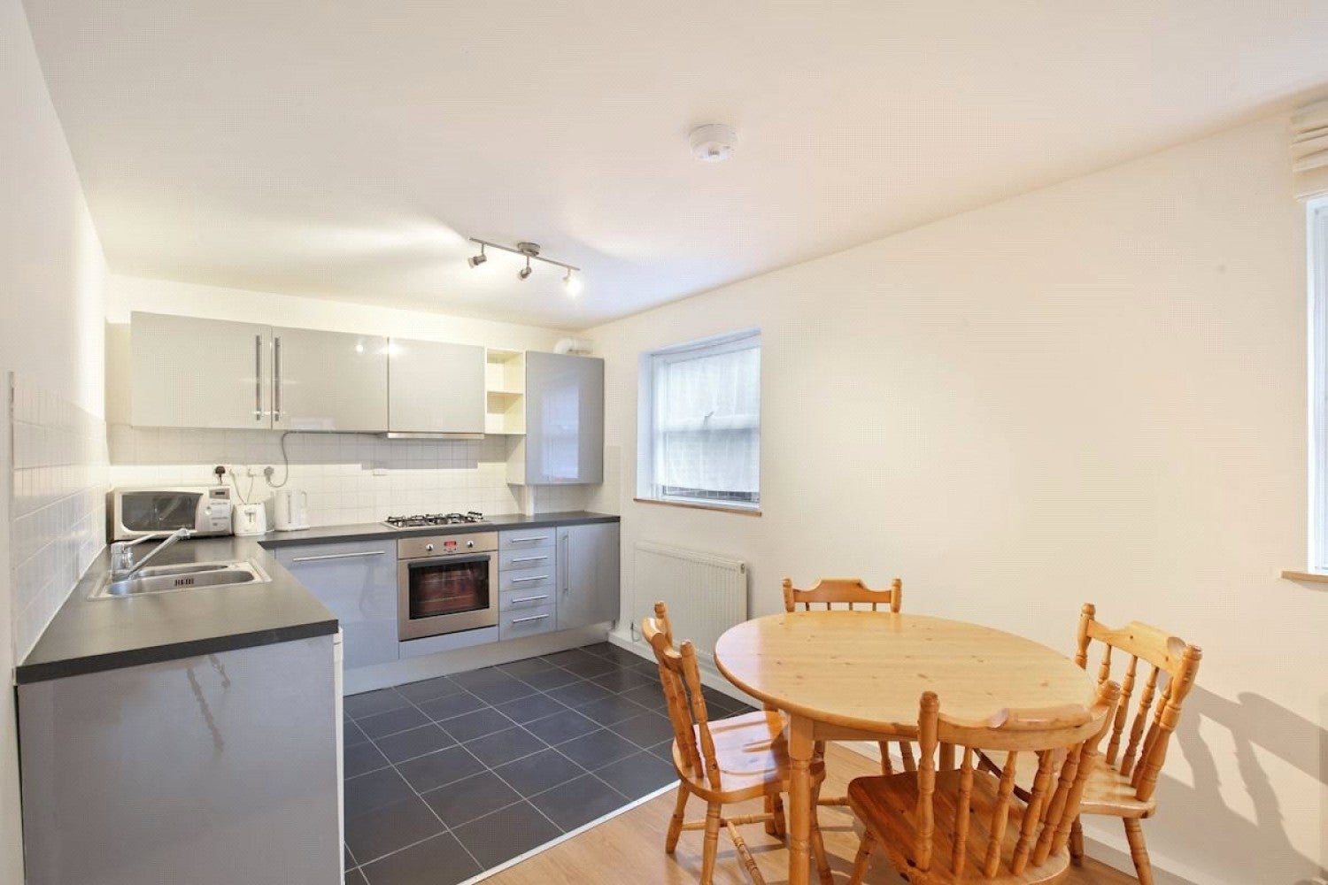 Flat Sewardstone Road in Greater London