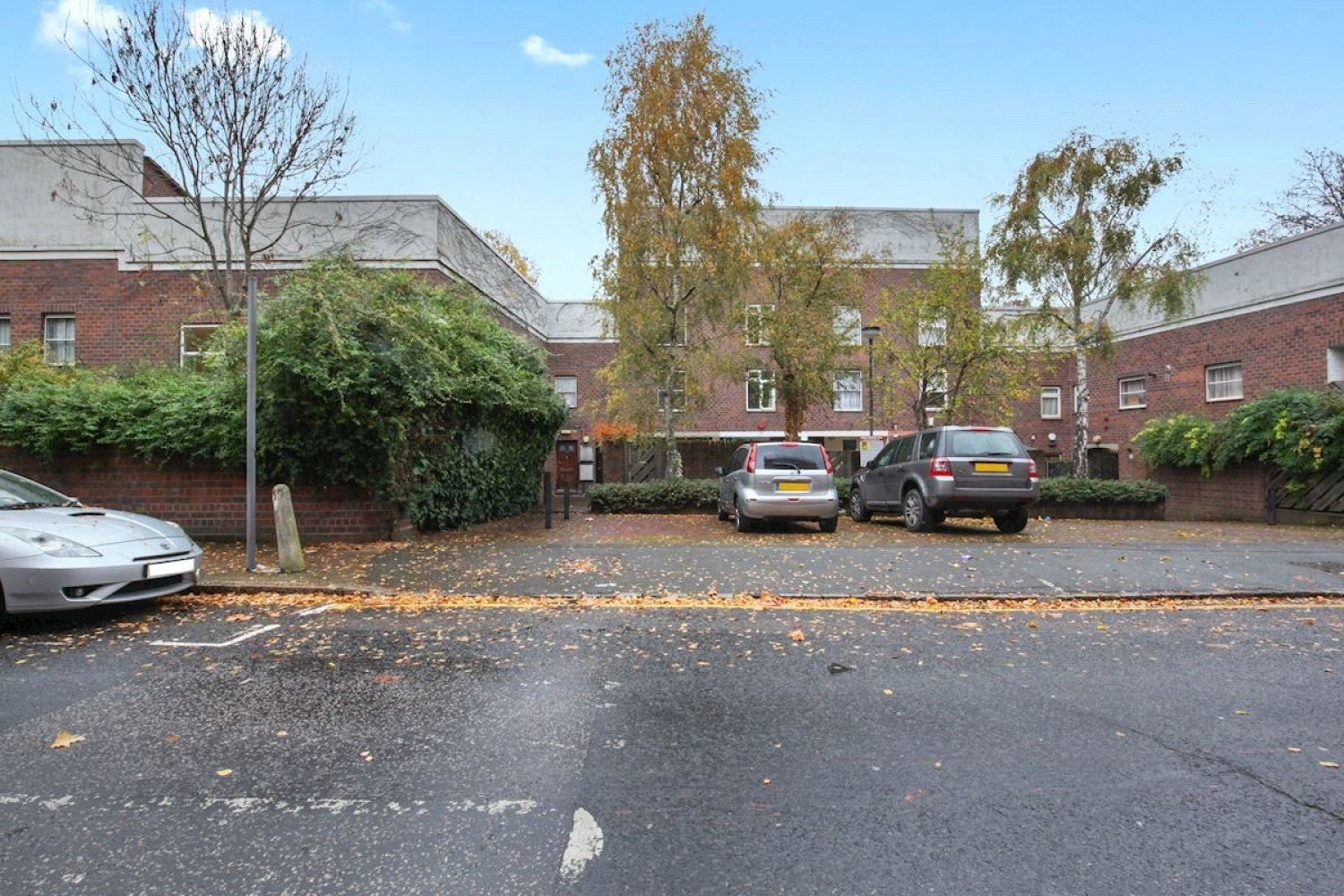 Flat Sewardstone Road in Greater London