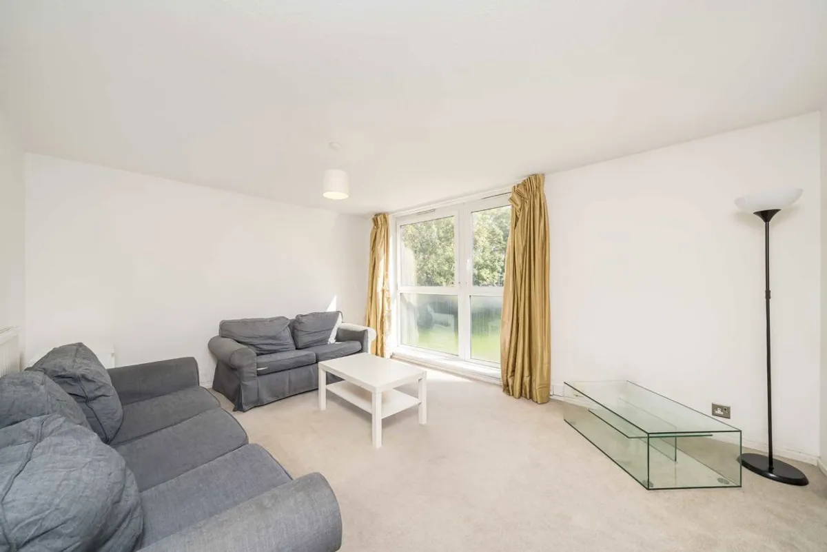 Flat Garratt Lane in Greater London