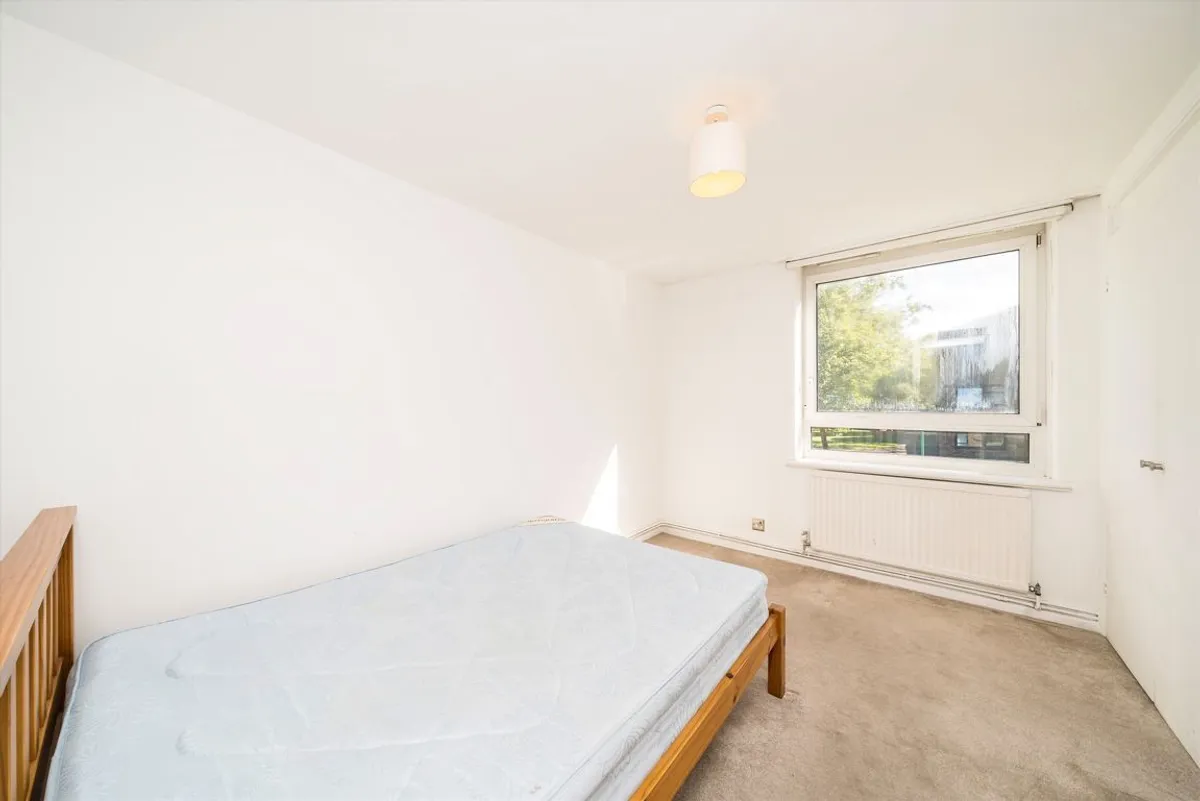 Flat Garratt Lane in Greater London