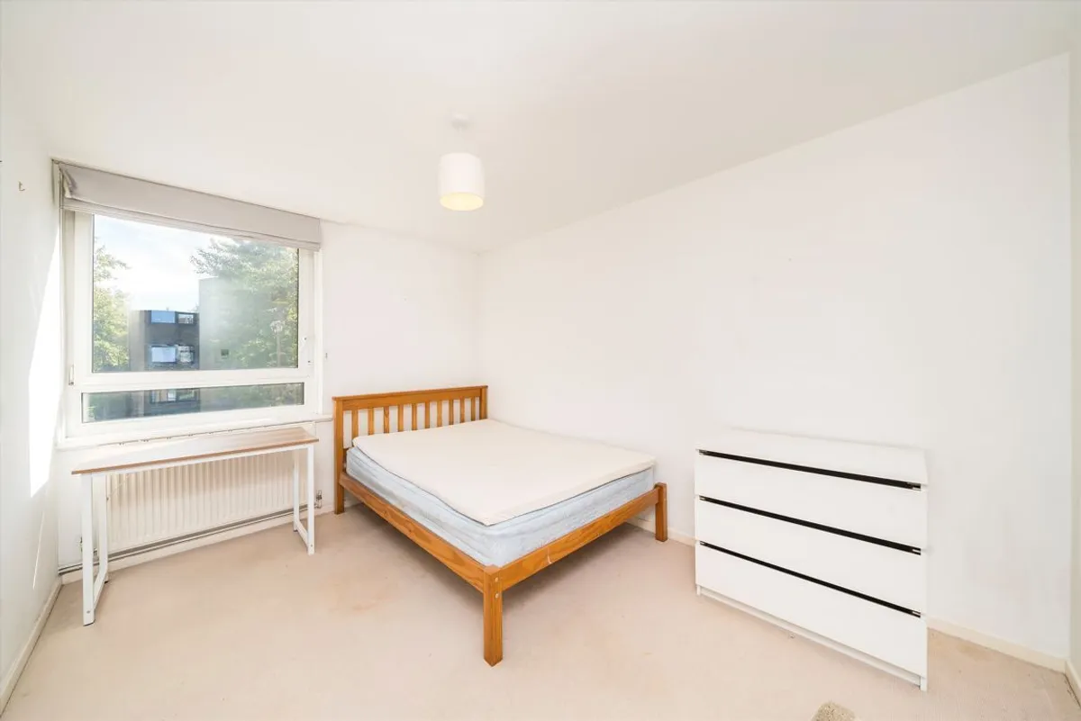 Flat Garratt Lane in Greater London
