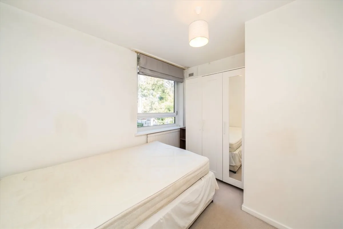 Flat Garratt Lane in Greater London