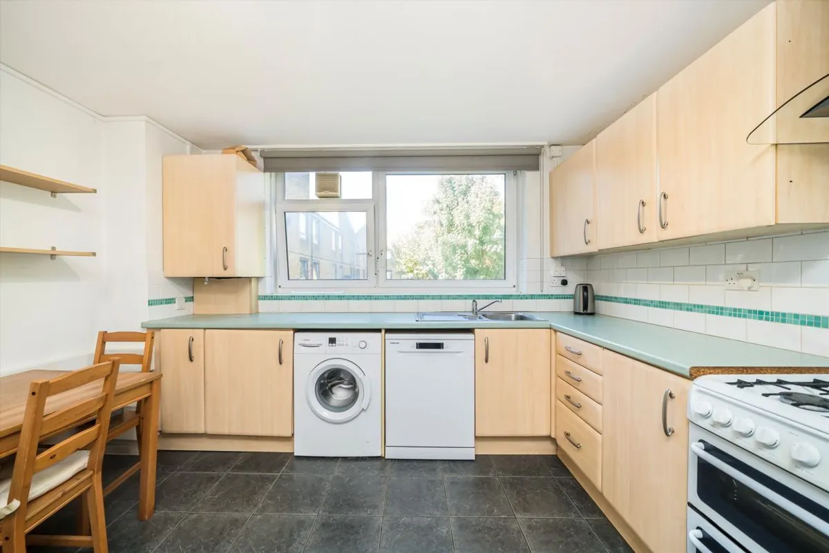 Flat Garratt Lane in Greater London