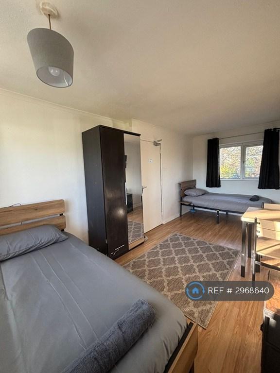 Room Mulberry Road in Crawley